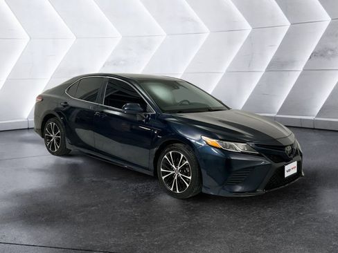 Used 2019 Toyota Camry SE image 1