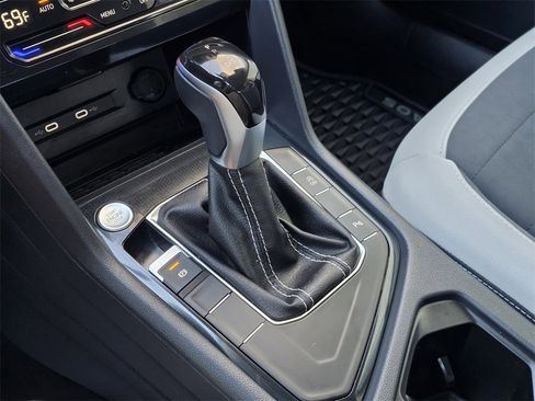 Used 2025 Volkswagen Taos SE image 16