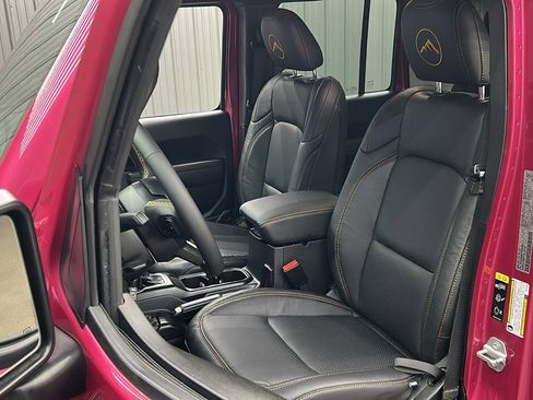 Used 2024 Jeep Wrangler Unlimited image 32