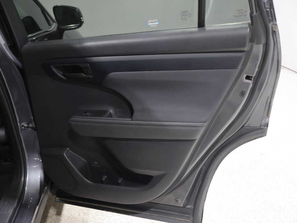 Used 2024 Toyota Highlander LE FWD image 21