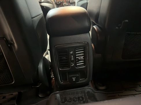 Used 2017 Jeep Grand Cherokee Altitude image 17