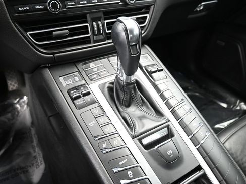 Certified 2021 Porsche Macan image 25