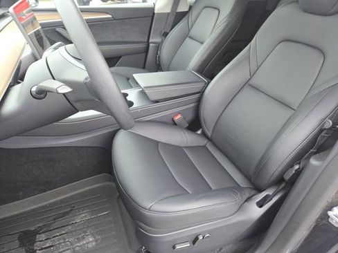 Used 2025 Tesla Model Y Long Range image 31