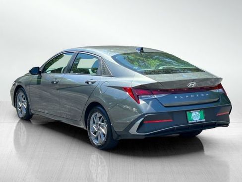 Used 2024 Hyundai Elantra SEL FWD image 6