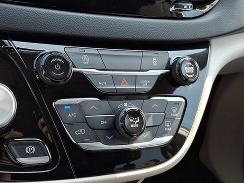 Used 2022 Chrysler Voyager LX FWD image 16