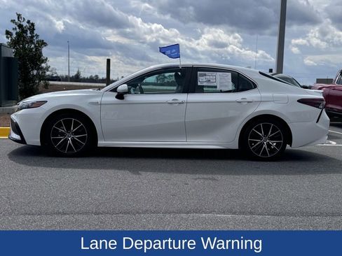 Used 2021 Toyota Camry SE image 4