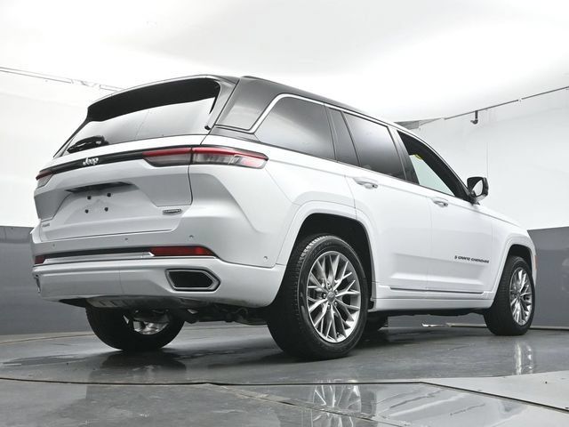 Used 2025 Jeep Grand Cherokee Summit AWD/4WD image 39