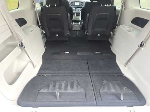 Used 2023 Chrysler Voyager LX image 30