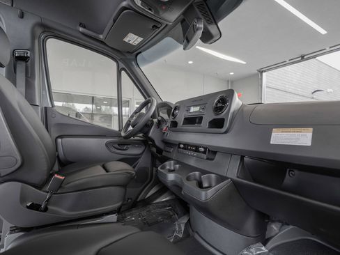 Used 2025 Mercedes-Benz Sprinter 2500 image 16