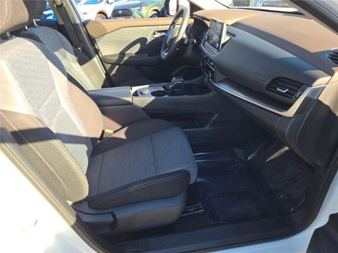 Used 2023 Nissan Rogue SV image 7