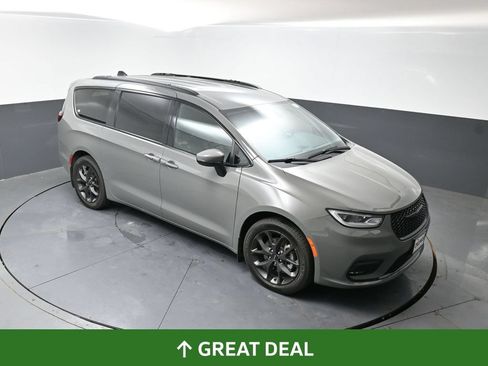 Used 2023 Chrysler Pacifica Touring-L w/ Uconnect Theater Family Group AWD/4WD image 19