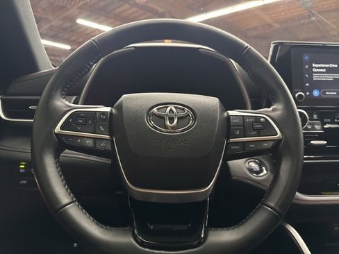 Used 2023 Toyota Highlander XSE image 17