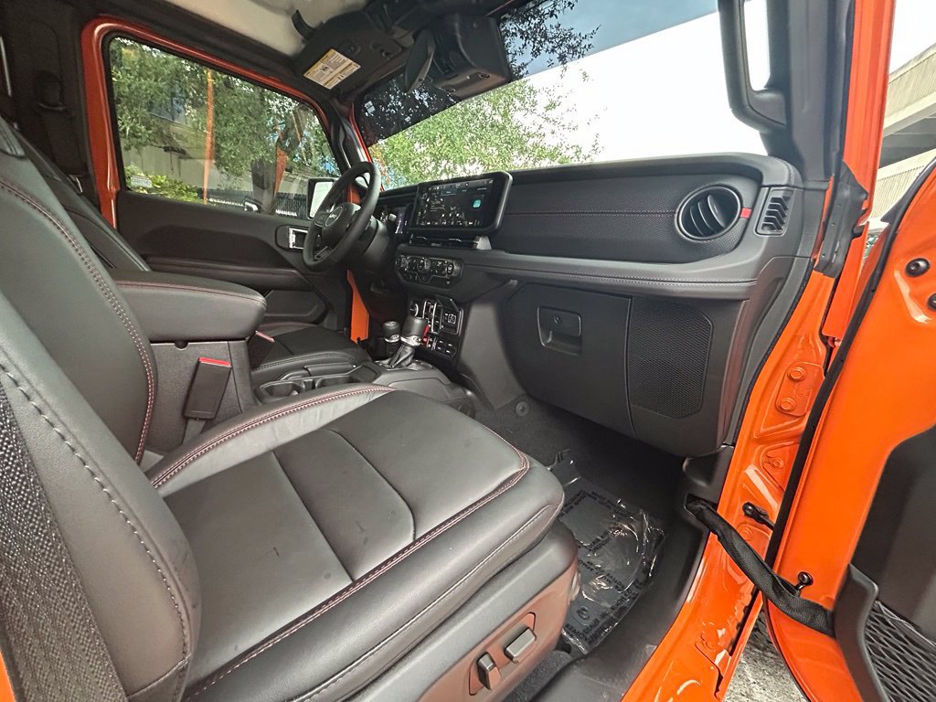 Used 2025 Jeep Wrangler Unlimited Rubicon w/ Convenience Group AWD/4WD image 30