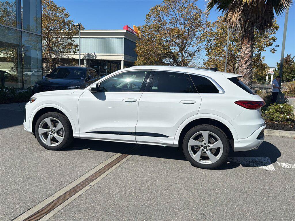 Certified 2025 Audi Q5 Premium AWD/4WD image 9