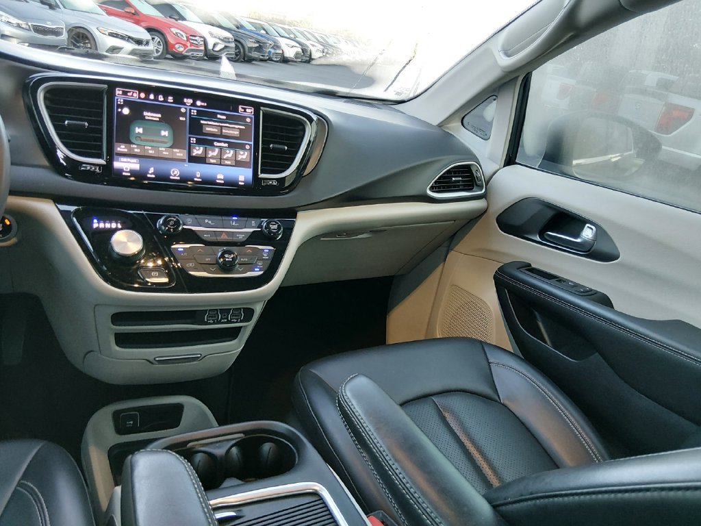 Used 2023 Chrysler Pacifica Touring-L FWD image 12
