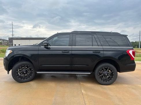 Used 2018 Ford Expedition XLT w/ Equipment Group 202A AWD/4WD image 7