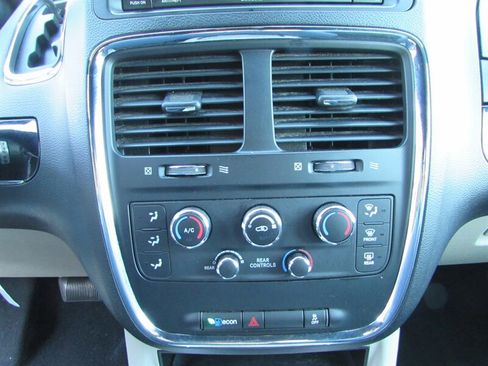 Used 2019 Dodge Grand Caravan SXT image 13