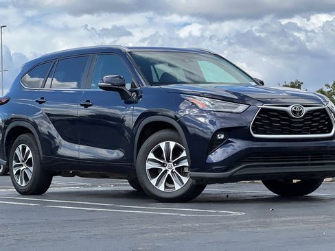 Used 2024 Toyota Highlander XLE image 2