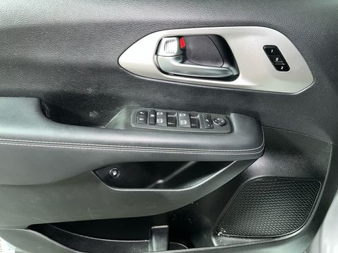 Used 2024 Chrysler Pacifica Premium FWD image 13