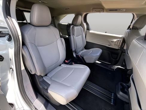 Used 2024 Toyota Sienna XLE FWD image 20