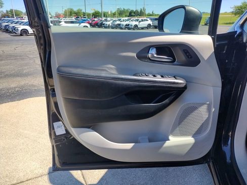 Used 2023 Chrysler Pacifica Touring-L FWD image 9