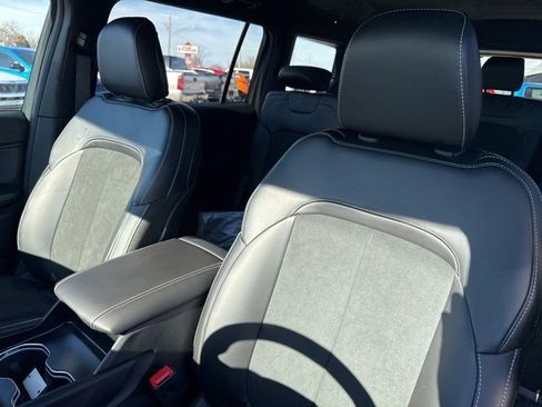 New 2025 Jeep Grand Cherokee L Laredo image 11