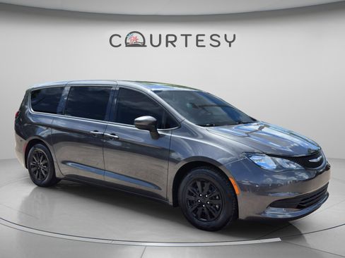 Used 2018 Chrysler Pacifica L FWD image 7