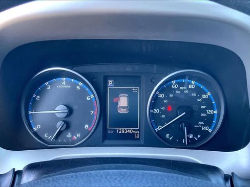 Used 2018 Toyota RAV4 LE FWD image 22