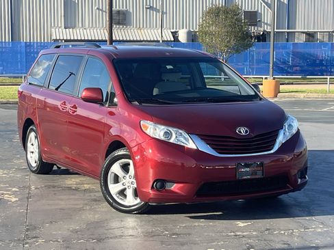 Used 2015 Toyota Sienna LE image 3