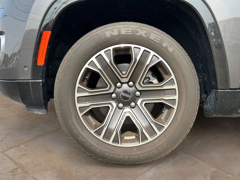 Used 2025 Jeep Wagoneer Series II AWD/4WD image 14