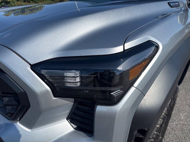 Used 2025 Toyota Tacoma TRD Off-Road AWD/4WD image 9