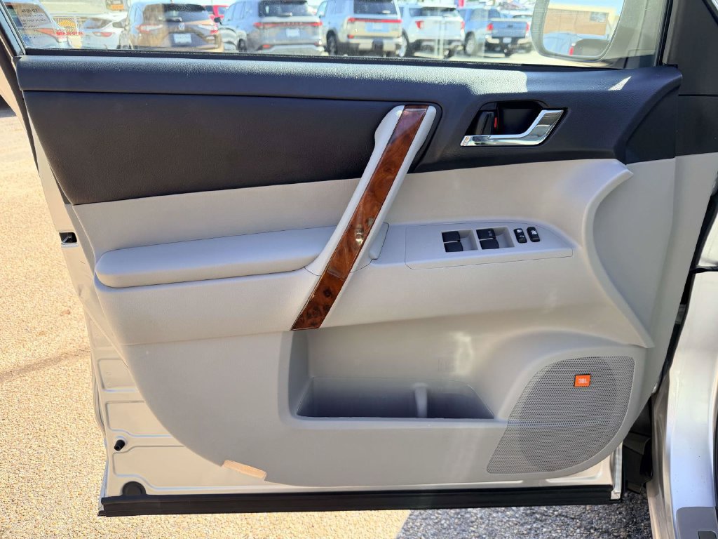 Used 2012 Toyota Highlander Limited w/ Tow Pkg AWD/4WD image 17