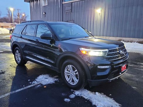 Used 2022 Ford Explorer XLT w/ Equipment Group 202A image 3