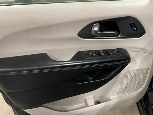 Used 2020 Chrysler Pacifica Touring-L image 20