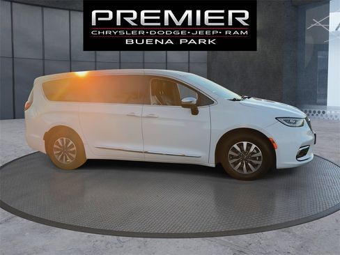 Used 2023 Chrysler Pacifica Limited w/ Uconnect Theater Family Group image 9