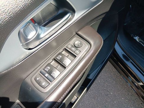 Used 2026 Chrysler Pacifica Limited FWD image 11