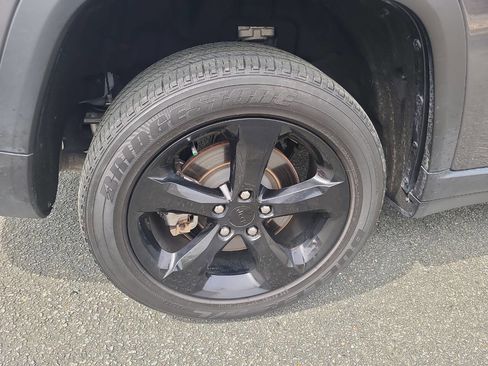 Used 2023 Jeep Grand Cherokee L Laredo image 9