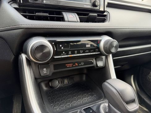 Used 2021 Toyota RAV4 LE image 19