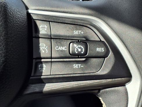 Used 2023 Jeep Grand Cherokee L Laredo image 15