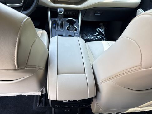 Used 2023 Toyota Highlander XLE FWD image 33