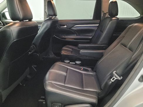 Used 2018 Toyota Highlander SE AWD/4WD image 18