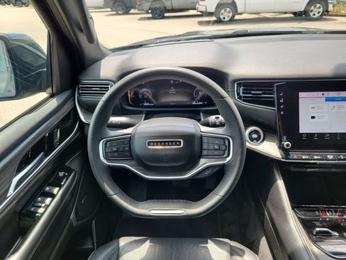 Used 2024 Jeep Wagoneer Series III AWD/4WD image 9