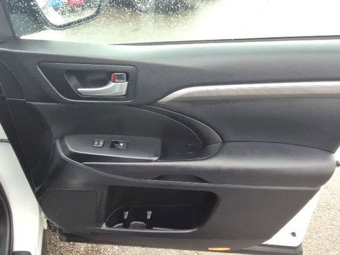 Used 2019 Toyota Highlander SE image 16