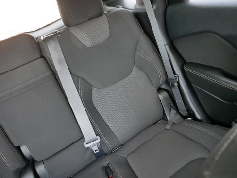 Used 2015 Jeep Cherokee Latitude w/ Cold Weather Group AWD/4WD image 14