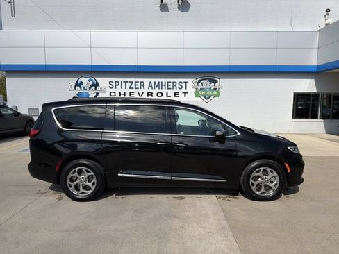 Used 2023 Chrysler Pacifica Limited AWD/4WD image 11