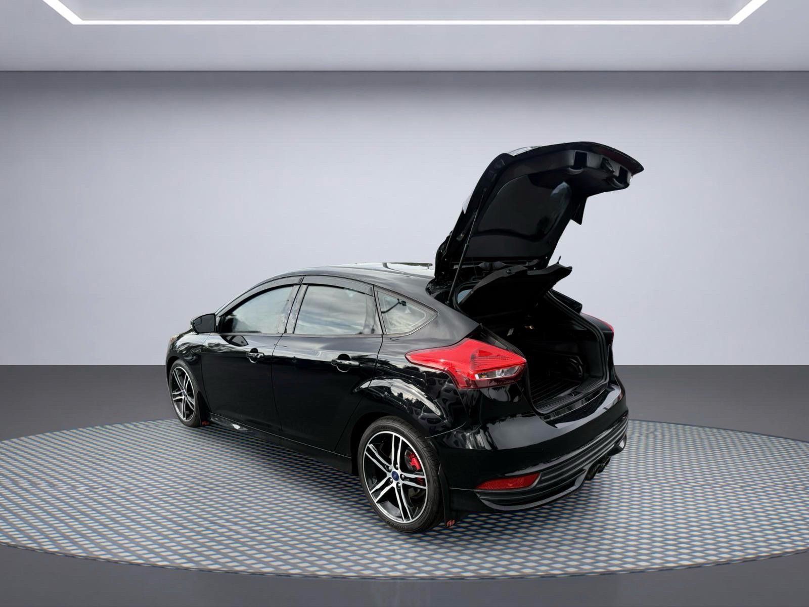 Used 2017 Ford Focus ST w/ Equipment Group 402A FWD image 9