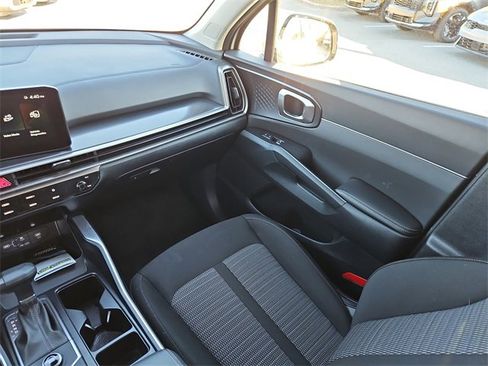 Certified 2025 Kia Sorento LX image 9