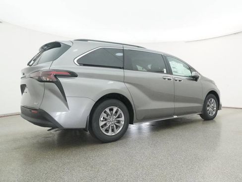 New 2026 Toyota Sienna XLE image 28