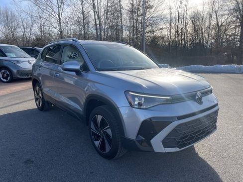 Certified 2025 Volkswagen Taos SE w/ Panoramic Sunroof Package image 5