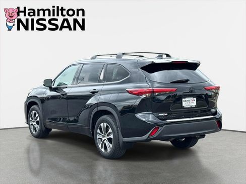 Used 2021 Toyota Highlander XLE AWD/4WD image 4